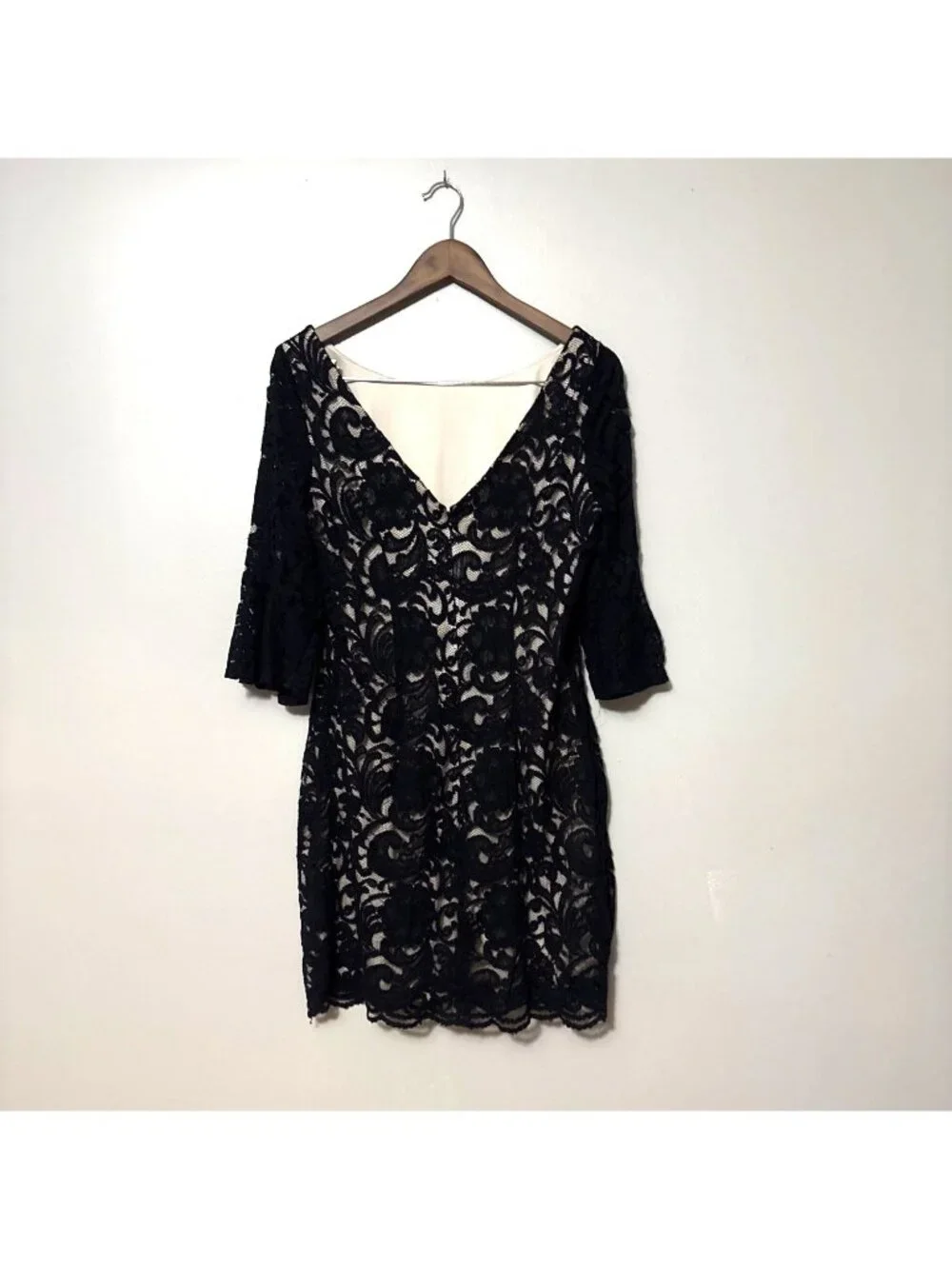 Black Lace Vince Camuto Cocktail Dress With 3/4 Bell Sleeves & V-Neckline Size 1 - Picture 3 of 8